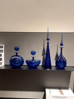 Ensemble d'objets décoratifs en verre soufflé à la main de style babylonien bleu Klein, formes uniques, flacon d'apothicaire pour la maison et centre de table de mariage