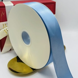 Ruban en satin fin et délicat, tissu polyvalent pour attacher les étiquettes cadeaux et décorer les invitations - Product Image 3