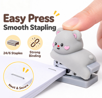BESTLINE Agrafeuse Mini en Plastique Ours Mignon 500 Agrafes Kawaii Fournitures de Bureau Scolaires Cadeau Enfants OEM Logo Personnalisé Vente en Gros
