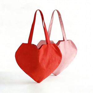 Bolsa de Lona Personalizada al por Mayor con Forma de Corazón, Correa Larga, Impresión Serigráfica, Cierre de Hombro, Colores Blanco/Negro/Beige - Product Image 1