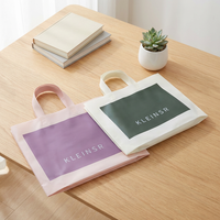 Sac en plastique LDPE réutilisable avec impression de logo personnalisée, poignée souple rose, recyclable pour les vêtements