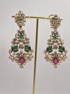 Parures de bijoux : Boucles d'oreilles Kundan ornées de pierres rubis rouge vif et de touches vert émeraude – Prix de gros - Product Image 2