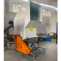 Grote kaliber plastic frame crusher, motor aangedreven, voor bierkratten, plastic vaten en afvalplastic.