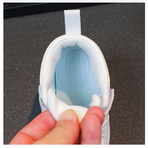 รองเท้าวิ่งเด็กเล็กสีขาวแบบหุ้มข้อ ระบายอากาศได้ดี สำหรับเด็กผู้ชายและเด็กผู้หญิง ปิดด้วยแถบตีนตุ๊กแก วัสดุ PU ด้านบนเป็นตาข่าย - Product Image 4