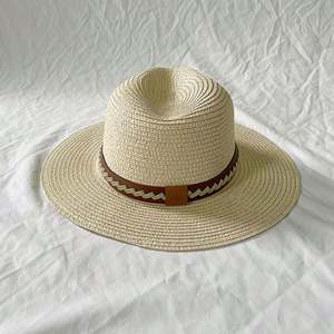Chapeau de soleil Panama personnalisé à large bord plat en paille de papier avec ceinture décontractée en cuir PU tendance - Product Image 3