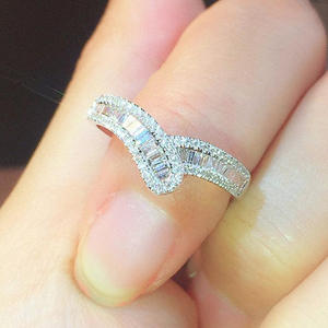 Anello di Fidanzamento Classico da Donna Q663 con Diamante Taglio Baguette Naturale e Fascia in Oro 14K - Product Image 3