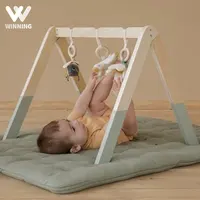 木製の赤ちゃんの歯が生えるおもちゃのない木製の赤ちゃんジムを勝ち取る折りたたみ式の赤ちゃんプレイジムフレームアクティビティジムハンギングおもちゃ