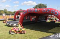 Piste de karting gonflable personnalisée jeux de plein air stimulants piste de course gonflable vélos Quad