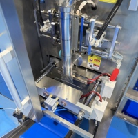 Machine de comptage, remplissage, scellage et emballage à 5 vibro-bacs pour rondelles en plastique, joints toriques en caoutchouc et joints d'étanchéité