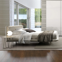 Schlafzimmerbett im italienischen Minimalismus-Stil, Muschelförmiges vertikales Lattenrost-Kopfteil mit strukturierter, weicher Polsterung und niedrigem Profilrahmen