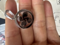 Pendentif Yiwu Aceon en acier inoxydable, symbole de croix basque, étoile, soleil, moulin à vent celtique dans un cercle, Lauburu, quatre têtes