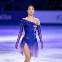 Robe de patinage artistique à manches longues et épaules dénudées, dégradé bleu-violet avec strass, en tissu mesh pour compétitions sur glace adultes et enfants