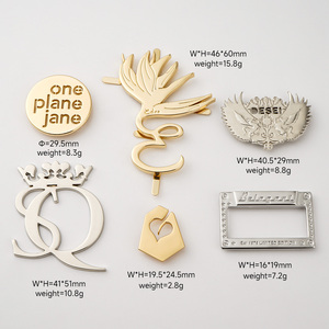 Thân Thiện Với Môi Mạ Vàng Kim Loại Tag Biểu Tượng Tùy Chỉnh Thiết Kế Hiệu ứng Rỗng Kim Loại Túi Xách Logo Với Pins Cho Túi - Product Image 6