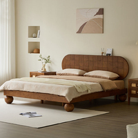 Lit en bois de frêne naturel style Mid-Century avec tête de lit cintrée, pieds sculptés en grille, style rétro moderne, mobilier de chambre en gros, tailles Queen et King