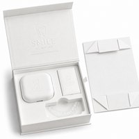 Boîte cadeau magnétique pliable de luxe personnalisée avec gaufrage blanc pour aligneurs dentaires et gouttières orthodontiques transparentes