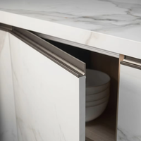 Meubles de cuisine modulaires modernes haut de gamme avec finition laquée, robinet d'évier, charnières et paniers de tiroir pour villas et appartements