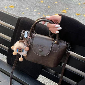 Sac élégant DualCarry PU avec fermeture à glissière sécurisée sous rabat porter comme bandoulière ou transporter à la main pour un usage quotidien polyvalent - Product Image 1