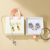 Boîte cadeau à bijoux blanche A1 avec texte de marque en feuille d'or et ruban rose, insert rembourré doux pour bijoux