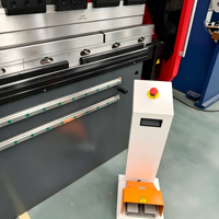 Presse plieuse hydraulique CNC |   Machine à cintrer les tôles métalliques avec conception de protection sécurisée pour une utilisation prolongée en atelier et système Delem
