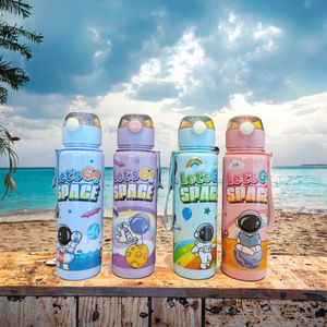 Bouteille d'eau en plastique unisexe de 700 ml avec paille et couvercle à corde, motif astronaute de dessin animé pour enfants, idéale pour l'école, la maison et le camping. - Product Image 2