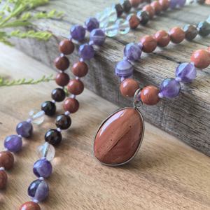 Collier de méditation noué à la main avec 108 perles en améthyste, grenat orange, cristal blanc et pendentif en jaspe rouge, bijou cadeau pour le yoga - Product Image 2