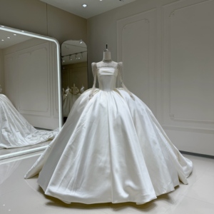 Xx85 Robe de mariée moderne bustier en satin avec appliques, robe de bal perlée et ornée de cristaux, avec cape d'épaule, pour Quinceañera, Sweet 15 et bal de promo - Product Image 1