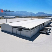 Entrepôt industriel moderne à grande portée en structure d'acier préfabriquée