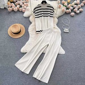 Completo Coordinato da Donna Ispirato ai Designer: Top Corto a Righe e Pantaloni a Vita Alta a Gamba Larga, <span class=keywords><strong>Set</strong></span> Minimalista da Boutique - Product Image 1
