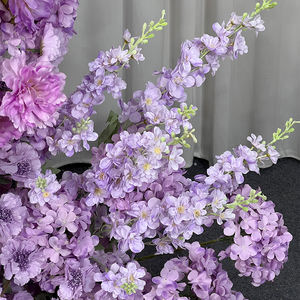 Arche de fleurs artificielles d'hortensias violets romantiques, idéale pour la décoration de fond de mariage et de banquet en extérieur - Product Image 3