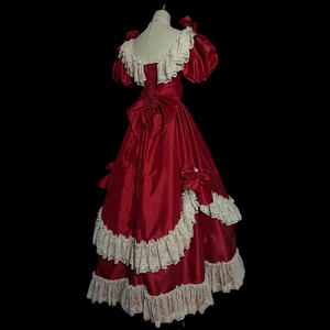 Abito <span class=keywords><strong>da</strong></span> <span class=keywords><strong>Sera</strong></span> Vintage Moderno in Raso Rosso Vino, Stile Principessa, con Volant Bianchi, Pizzo, Scollo a Barca, Maniche Corte, Perline e Grande Fiocco per Matrimonio - Product Image 2