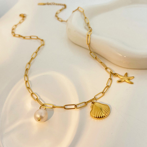 Collana in Acciaio Inossidabile Stile Oceano con Conchiglie, Perle e Stelle Marine, Gioielli in Titanio Placcato Oro 18K - Product Image 2