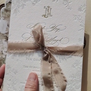 Invitaciones de Boda Elegantes con Relieve Floral, Sello de Cera y Cinta de Terciopelo, Juego de Invitaciones de Boda Personalizadas - Product Image 5