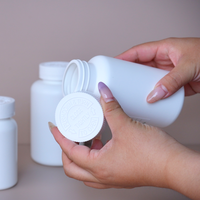 Flacon vide en plastique PET blanc avec bouchon à clapet argenté pour compléments alimentaires, vitamines, gélules et médicaments, avec tamis cylindrique