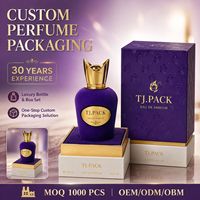 Boîte d'emballage de parfum Royal Purple avec plateforme surélevée pour flacon et détail couronne dorée pour présentation de cadeau haut de gamme