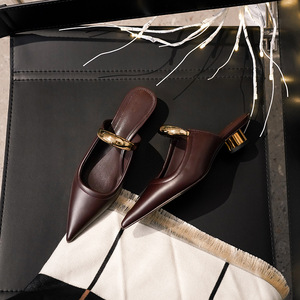 Venta al por mayor de fábrica: Zapatos de tacón alto de mujer estilo Muller puntiagudos 2025, ideales para fiestas y uso diario. - Product Image 3