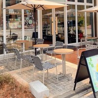 Tables et chaises 6 places en alliage d'aluminium, style nordique minimaliste, résistantes au soleil et aux intempéries, pour salons de thé et jardins
