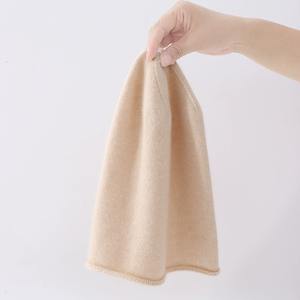 Vente en gros 100% pure laine décontractée chaude <span class=keywords><strong>tricot</strong></span>ée à bord roulé <span class=keywords><strong>pompon</strong></span> bonnets chapeaux pour hommes et femmes hiver extérieur tenue quotidienne - Product Image 6