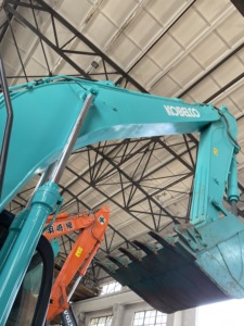 Excavatrice Kobelco SK210 d'occasion, prix compétitif, faible consommation de carburant, polyvalente, durable, bonnes performances, godet de 1 m, 21 tonnes de charge utile - Product Image 5
