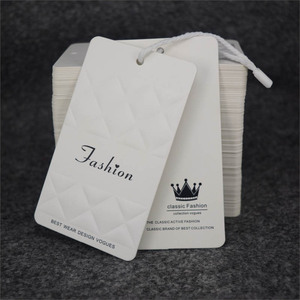 Étiquettes suspendues personnalisées en papier recyclé, gaufrées, gravées avec logo imprimé - Product Image 1