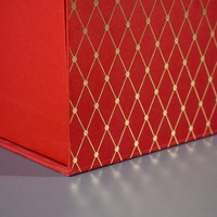 Boîte cadeau pliante en carton noir de luxe sur mesure, fermeture magnétique, doublure en éponge, laminage mat, gaufrage, matériaux recyclés