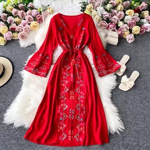 Robe longue à fleurs brodées de style indie folk pour femmes, col en V, manches longues évasées, taille haute, avec cordon de serrage, pour le printemps et l'automne - Product Image 6