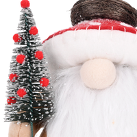 Poupée Tomte en peluche gnome des bois assise avec chapeau de paille, tenant un sapin aux baies givrées, pour décoration d'étagère de cabane d'automne, en gros