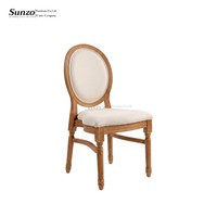 Chaise de salle à manger empilable en résine Louis avec dossier médaillon rembourré et coussin en tissu pour location événementielle (mariages, fêtes)
