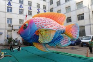 Publicidad para Promoción de Eventos: Modelos Inflables de Peces Tropicales, con Atmósfera Oceánica y Accesorios Decorativos Específicos para la Escena - Product Image 4