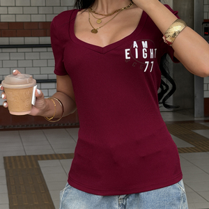 Camiseta de manga corta con cuello en V y estampado de letras estilo americano, básica, informal, versátil, ajustada y favorecedora para chica moderna. - Product Image 3