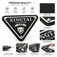 Étiquette de marque en métal alliage de zinc triangulaire avec support en cuir rouge vif de luxe pour vêtements et sacs, étiquette métallique personnalisée