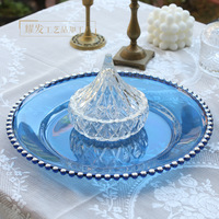 Assiette de présentation décorative en plastique bleu à bord perlé, avec bordure or, argent et perles, pour réceptions de mariage et banquets