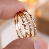 Nouvelles bagues tendance simples 2025 en cuivre plaqué or avec micro-incrustations de zircon blanc, ensemble de trois pièces géométriques pour couple, pour l'index