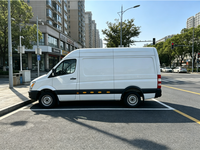 Fourgonnette à conduite à droite avec espace de chargement pleine hauteur pour l'approvisionnement en gros et la livraison au détail dans les rues étroites