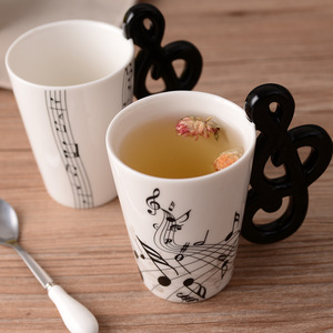 Tasse à café en forme de guitare avec poignée d'instrument, drôle de violon, clarinette, caisse claire, piano - Product Image 5